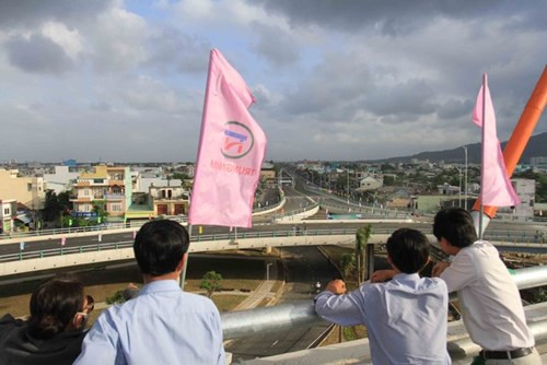 Nam thanh niên nhảy từ vị trí tầng 2 cầu vượt xuống đất. Ảnh: danangplus.net.