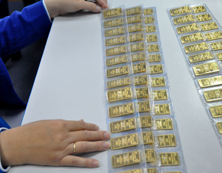 Giá vàng quay đầu giảm mạnh chiều nay. Ảnh: Lệ Chi.