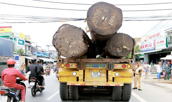 Xe đầu kéo cán qua người 2 người tử vong tại chỗ.