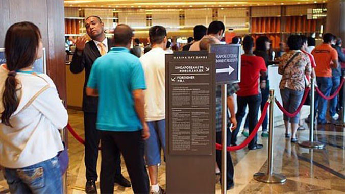 Bên ngoài casino tại khu nghỉ dưỡng Marina Bay Sands (Singapore). Năm 2005, Thủ tướng Singapore Lý Hiển Long đã có bước đi táo bạo khi hủy bỏ lệnh cấm đánh bạc có từ 40 năm trước.