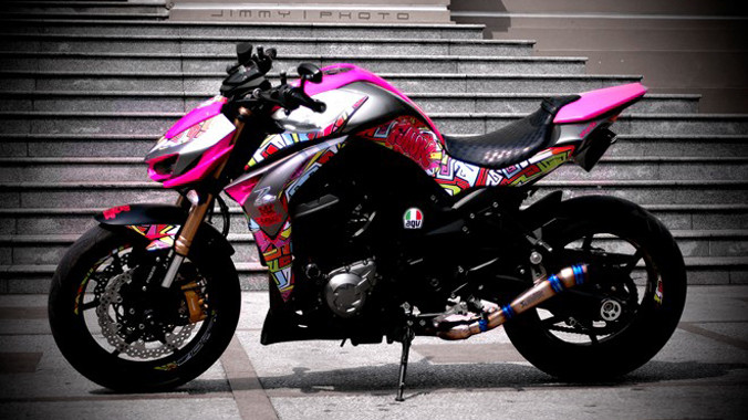 Sự xuất hiện của chiếc nakedbike hầm hố trong gam màu hồng cánh sen nữ tính khiến nhiều người chú ý. 