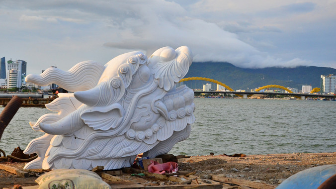 Đặt “cá chép hóa rồng” ở bến du thuyền Đà Nẵng