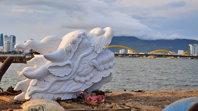 Đặt “cá chép hóa rồng” ở bến du thuyền Đà Nẵng