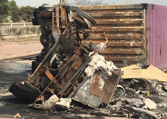 Hiện trường vụ tai nạn và hỏa hoạn.