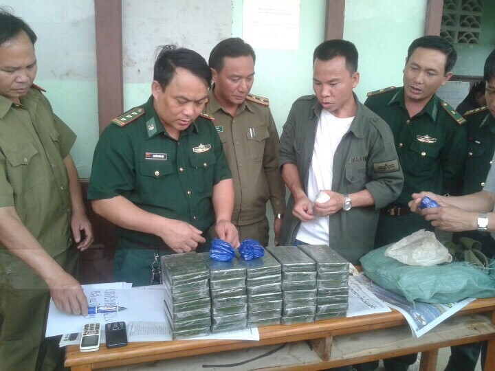 Tang vật được hai đối tượng giấu trong ba lô để vượt biên tiêu thụ