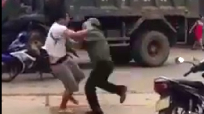 Cảnh xô xát giữa công an và tài xế xe tải