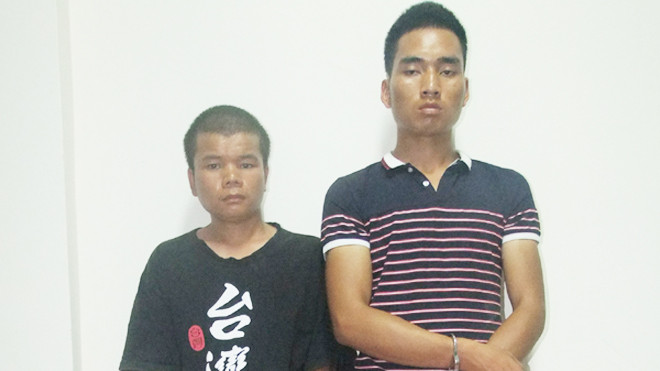 Hai đối tượng Châu và Sát tại cơ quan điều tra. Ảnh: CTV