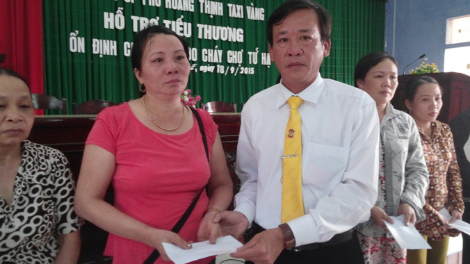 Trao quà, hỗ trợ tiểu thương chợ Tứ Hạ bị thiệt hại nặng do cháy chợ. Ảnh: Ngọc Văn.