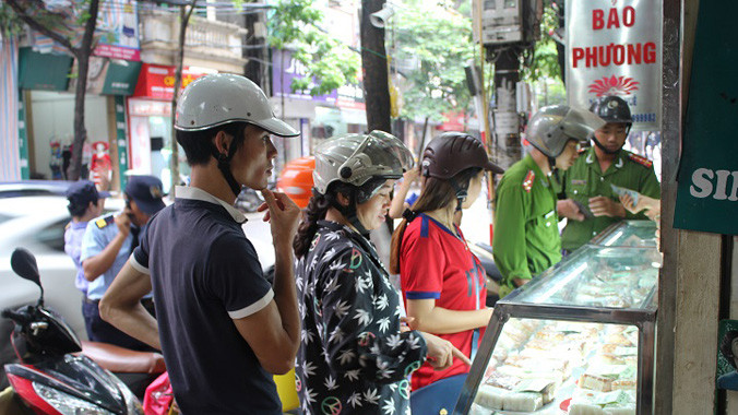 Nhiều khách hàng tỏ ra dè dặt và xem xét khá kỹ trước khi quyết định mua hàng. Ảnh: Hà Trang.