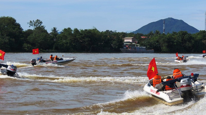  Cuộc diễn tập phòng chống thiên tai quy mô lớn trên sông Hương (thành phố Huế). Ảnh: M.Ngọc.