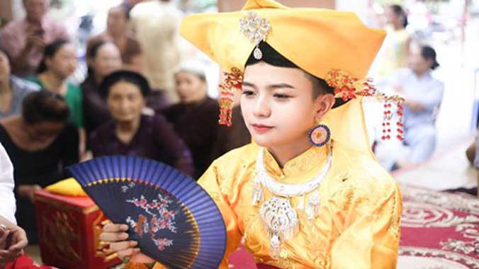 Vẻ đẹp của chàng trai được dân mạng phong là "mỹ nam hầu đồng".