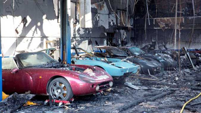 8 đội cứu hỏa đã có mặt tại hiện trường, nhưng lửa cháy quá lớn nên hơn 30 lính cứu hoả không thể vào trong, mà chỉ có thể nỗ lực dập lửa từ bên ngoài. 