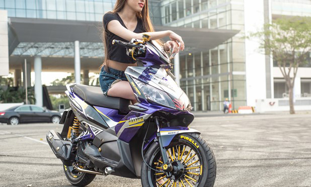 Honda Air Blade độ đồ chơi hàng hiệu cùng cặp vành độc đáo được một biker Sài Gòn đầu tư nhiều thời gian và tâm huyết. Điểm đáng chú ý nhất trên bản độ này là các món đồ chơi được phối bắt mắt, không quá màu mè nhưng vẫn nổi bật. 
