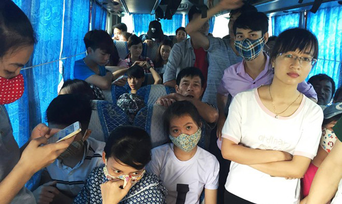 Khung cảnh bên trong xe khách 29 chỗ nhồi 93 chiều 3/5 trên cao tốc Pháp Vân - Cầu Giẽ. Ảnh: Hoàn Nguyễn/Zing.