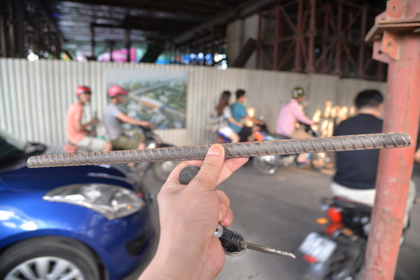 Thanh sắt rơi trúng tay nạn nhân Thắng. Ảnh VietNamNet.