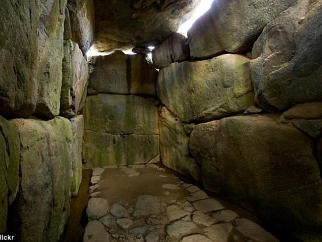 Cửa vào hầm mộ