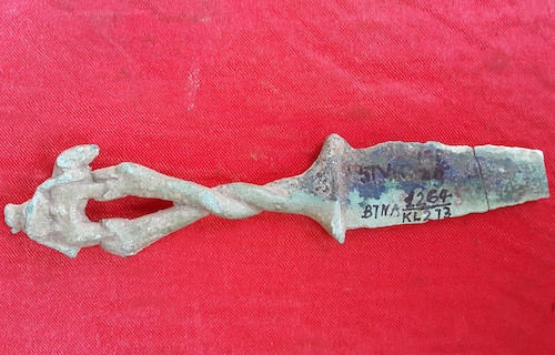 Dao găm cán tượng rắn ngậm chân voi đang được bảo quản tại Bảo tàng Nghệ An. 