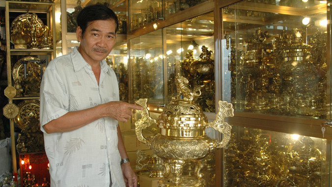 Chiếc đỉnh đồng thờ tổ tiên kiểu truyền thống, với hai tay nắm hình bản đồ Việt Nam cách điệu. Ảnh: T.N.A.