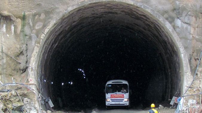 Xe ô tô qua hầm Cổ Mã. Ảnh: NĐQ.