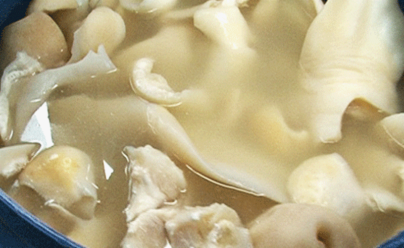 Da và tai trâu đang ngâm hóa chất.