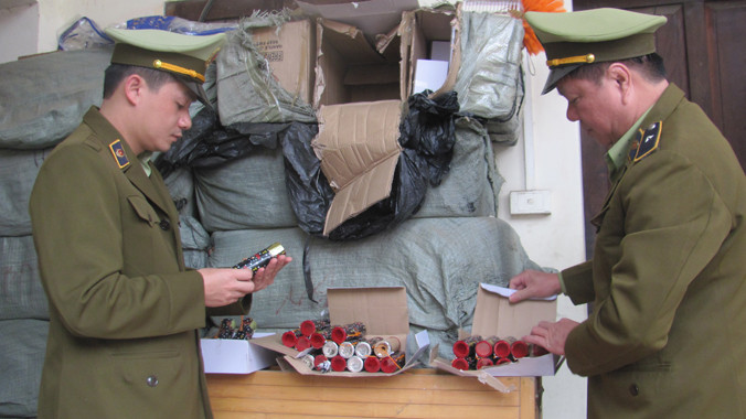 Trên 1 tấn pháo Trung Quốc bị bắt giữ tại ga Đồng Đăng. Ảnh: Duy Chiến.