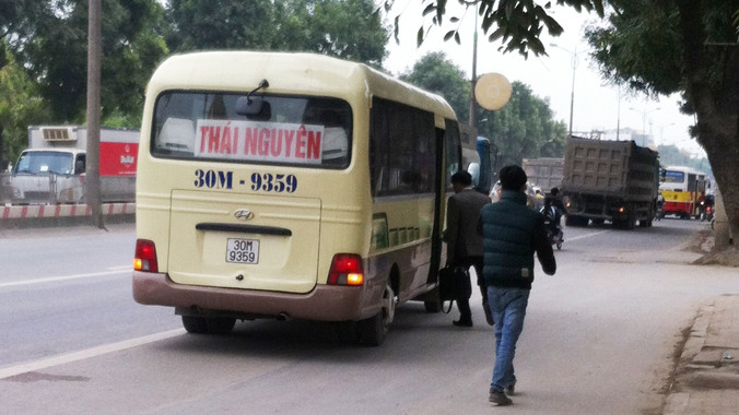 Ra khỏi bến Nam Thăng Long, xe 30M-9359 hòa nhập vào dòng xe bắt khách trên đường. Ảnh: Anh Trọng.