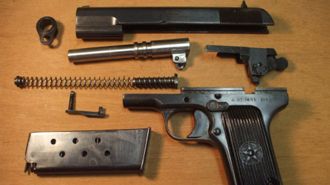Một khẩu TT-33 được tháo rời.