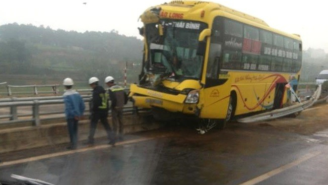 Chiếc xe giường nằm Bảo Long lao nằm ở sát mép làn đường đối diện. Ảnh: Q.T/otofun. 