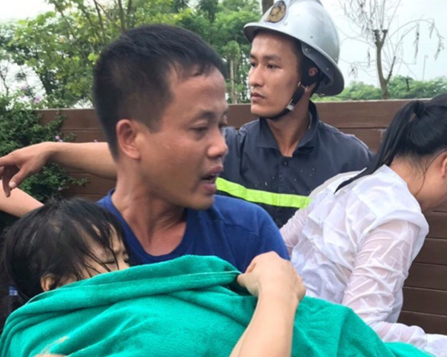 Cháu bé được giải cứu su khi bị mắc kẹt.