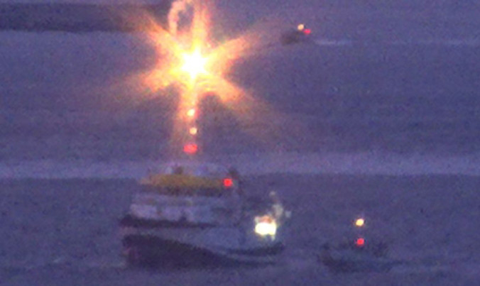 Tàu hải quân Anh HMS Sabre bắn pháo sáng cảnh báo tàu khảo sát Tây Ban Nha ngoài khơi Gibraltar. Ảnh: Mirror.