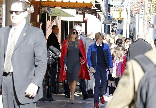 Bà Melania Trump và con trai Barron được các Mật vụ Mỹ theo sát bảo vệ khi ra ngoài ăn trưa hôm 18/11. Ảnh: Best Images.