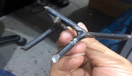 "Đinh tặc" chế những cây đinh nhiều chân bằng thép nhằm tăng khả năng đánh thủng lốp. Ảnh: N. Long.