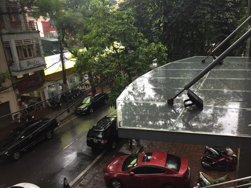 Phố Hồ Xuân Hương, Hai Bà Trưng, Hà Nội sau cơn mưa sáng nay (24/6). Ảnh: T.O