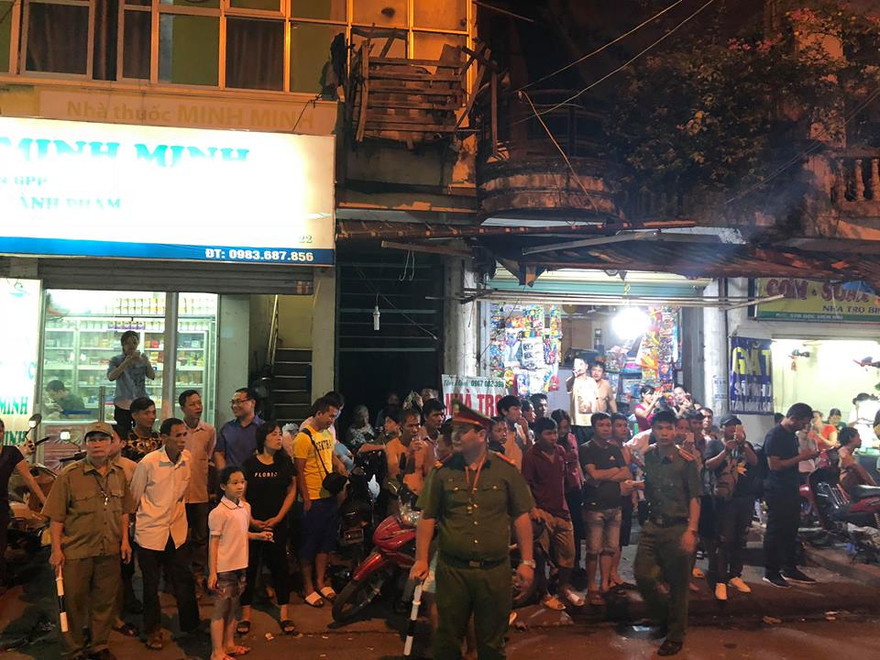 Nhiều người dân theo dõi vụ việc.