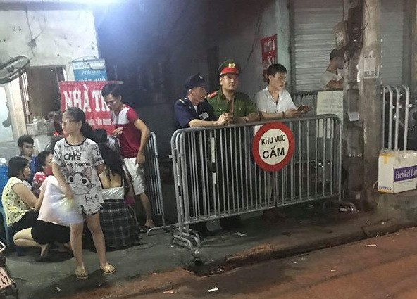 Công an phong tỏa hiện trường vụ phát hiện thi thể người sau đám cháy.