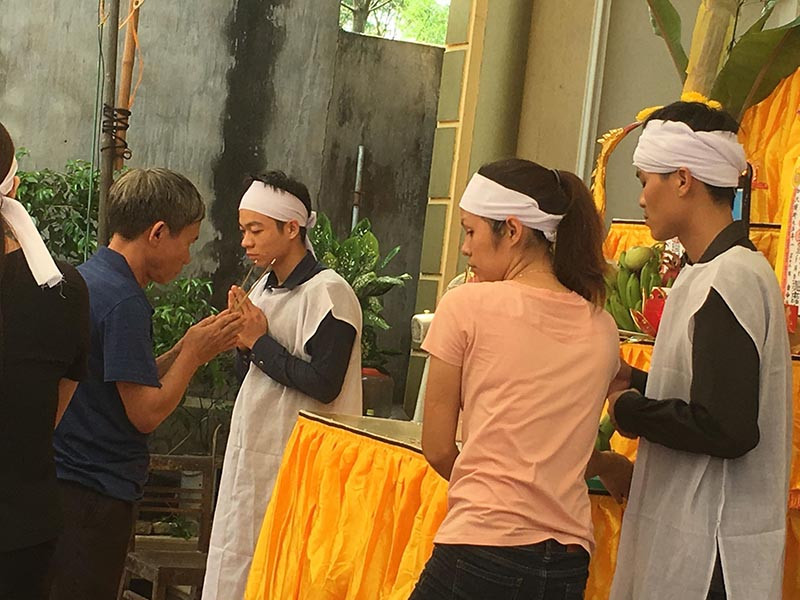 Người thân tổ chức tang lễ cho các nạn nhân.