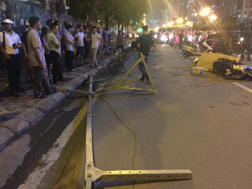 Hiện trường vụ sắt rơi làm 2 người thương vong.