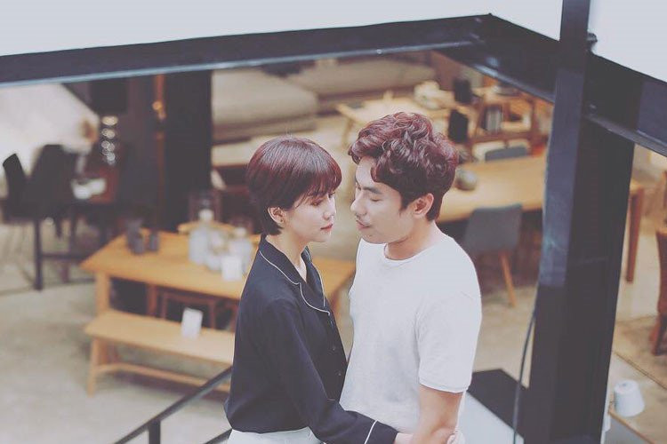 Hình ảnh thân mật của An Nguy và Kiều Minh Tuấn trong dự án phim mới.