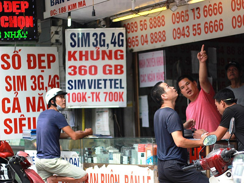 Giá SIM 11 số đẹp đã tăng hàng chục lần so với thời điểm chưa có thông tin rút SIM 11 số về 10 số. Trong ảnh: Giao dịch tại một đại lý trước giờ G. Ảnh: VIẾT THỊNH