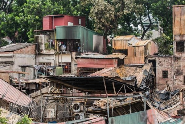 Những ngôi nhà bị cháy xém sau vụ cháy chiều tối 17/9. (Ảnh: Trọng Đạt/TTXVN)