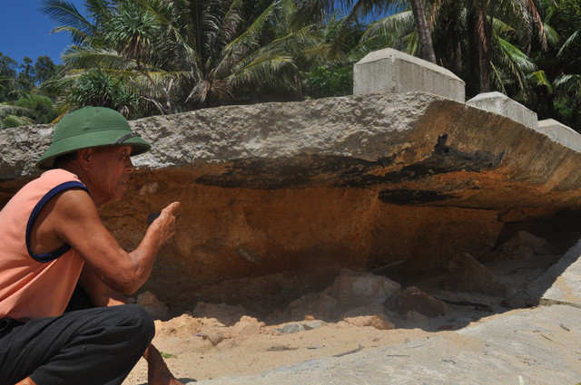 Tuyến kè chống sạt lở bờ biển thôn Thạnh Đức 1 vừa hoàn thành đã hư hỏng khiến người dân bức xúc