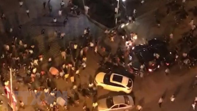 Hiện trường vụ xe ôtô lao vào đám đông trên quảng trường thị trấn Mishui thuộc thành phố Hành Dương, tỉnh Hồ Nam, Trung Quốc tối 12/9. (Nguồn: South China Morning Post/TTXVN)