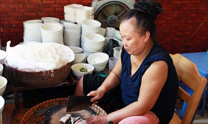 Quán “bún chửi” trên phố Ngô Sĩ Liên, Hà Nội.