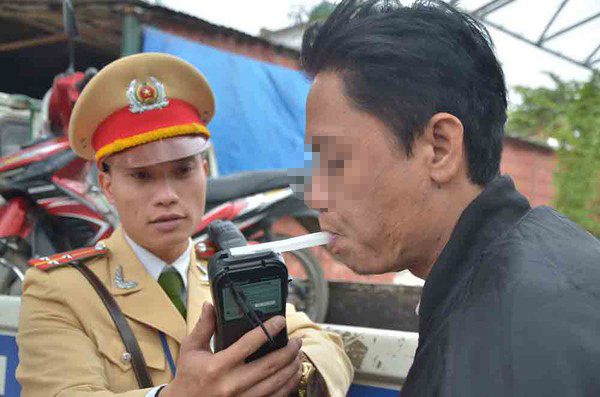 Cảnh sát kiểm tra nồng độ cồn người tham gia giao thông. Ảnh: Thanh Hà