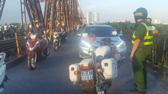 CSGT xử lý hành vi vi phạm của tài xế ô tô. Ảnh: Dân trí