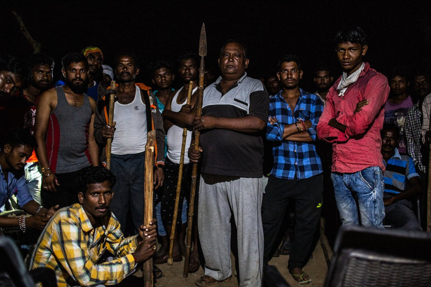 Dân làng Vihirgaon sau một đợt vây bắt bất thành thủ phạm được cho là vồ chết 13 người.