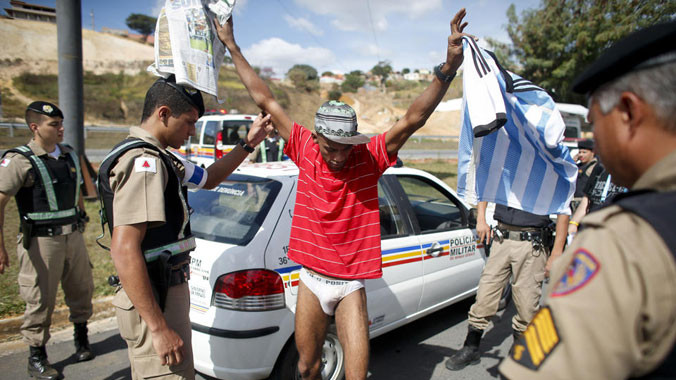 CĐV Brasil bị bắt vì đột nhập sân tập Argentina