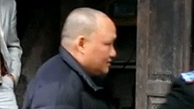 Cuối chiều 12/12, ông Bùi Tiến Dũng (52 tuổi, áo đen) đã chấp nhận thi hành án và lặng lẽ rời khỏi ngôi nhà. Ảnh: Hoàn Nguyễn.