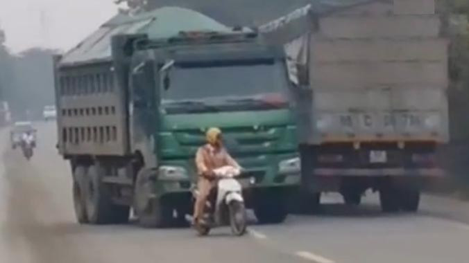 Clip xe quá tải ngang nhiên chống lệnh CSGT Hà Nội