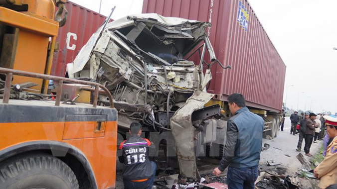 Đầu xe container bẹp dúm. Ảnh: Nguyễn Trường/Vietnam+.